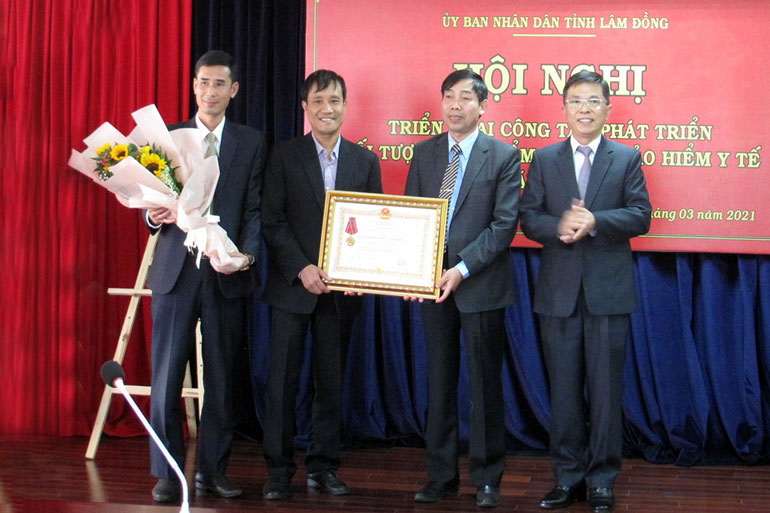 Ông Đặng Trí Dũng - Phó Chủ tịch UBND tỉnh trao tặng Huân chương Lao động hạng Nhất của Chủ tịch Nước cho tập thể Cơ quan BHXH Lâm Đồng