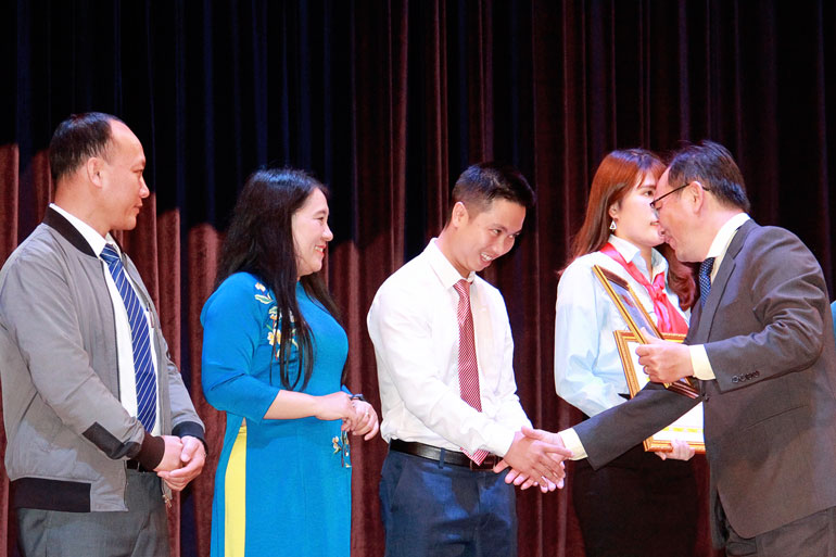 Phó Giám đốc Sở GD&ĐT Trần Đức Lợi trao giấy khen cho các cá nhân có thành tích xuất sắc