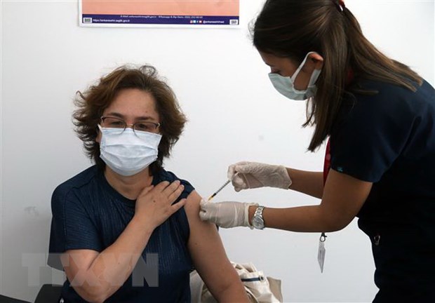 Nhân viên y tế tiêm vaccine ngừa COVID-19 cho người dân tại Ankara, Thổ Nhĩ Kỳ
