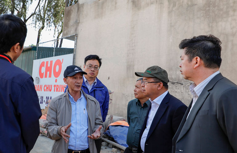 Chủ tịch UBND tỉnh Lâm Đồng Trần Văn Hiệp khảo sát thực tế tại nút giao thông Phan Chu Trinh Trao đổi với lãnh đạo các sở, ngành và đơn vị thi công