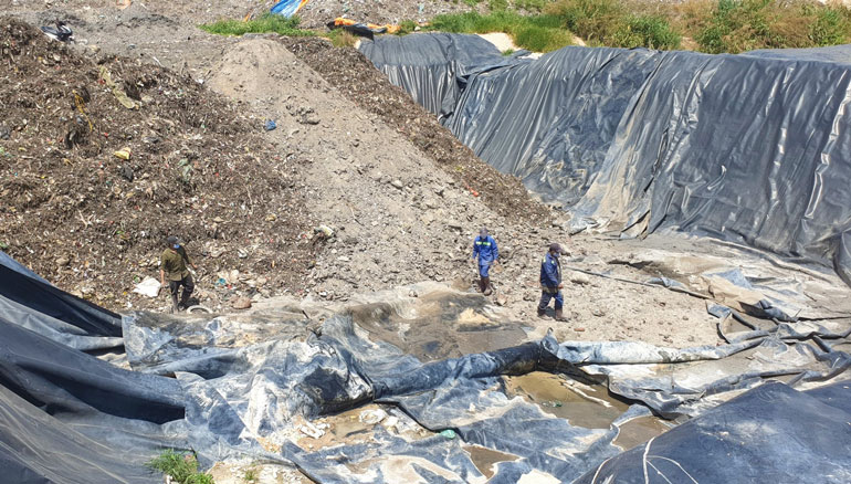TP Bảo Lộc huy động nhân lực, vật tư hỗ trợ Nhà máy xử lý rác tiến hành chống thấm bãi chứa xỉ rác, bùn đất