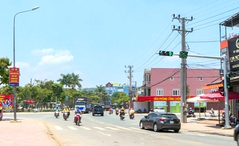 Hệ thống “đèn xanh, đèn đỏ” giúp nút giao thông chính tại thị trấn Đinh Văn giảm nguy cơ TNGT