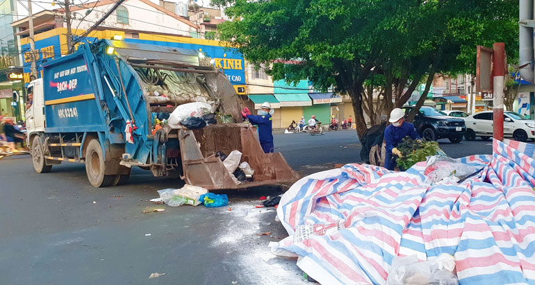 Bảo Lộc: Huy động tổng lực thu gom, vận chuyển hàng trăm tấn rác ùn ứ