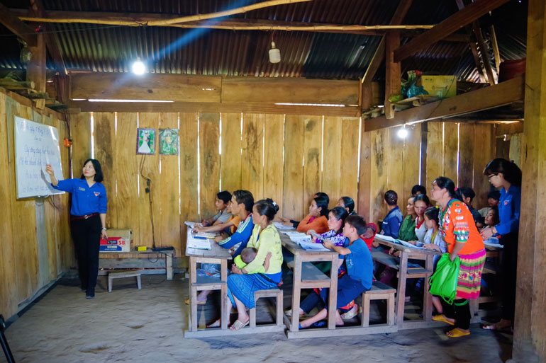 Lớp học xóa mù chữ do Đoàn KTQP Lâm Đồng tổ chức tại xã Tân Thanh, huyện Lâm Hà