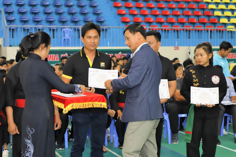Ông Nguyễn Tiến Hải - Phó Giám đốc Sở Văn hóa Thể thao và Du lịch Lâm Đồng trao chứng nhận cho các học viên tại lớp 