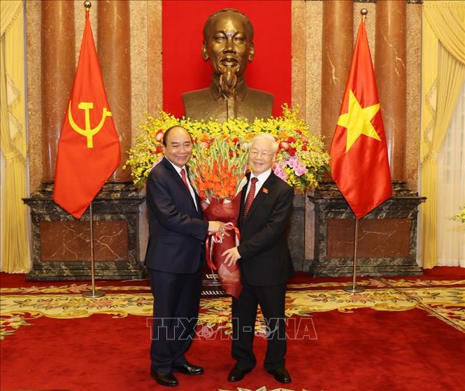 Chủ tịch nước Nguyễn Xuân Phúc tặng hoa Tổng Bí thư Nguyễn Phú Trọng, nguyên Chủ tịch nước.