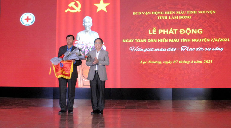 Ông Đặng Trí Dũng - Phó Chủ tịch UBND tỉnh trao cờ lưu niệm của Ban chỉ đạo vận động HMTN tỉnh cho huyện Lạc Dương