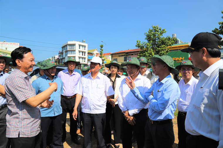 Đoàn công tác kiểm tra dự án thu hút đầu tư xây dựng khách sạn 5 sao tại khu chợ cũ Bảo Lộc