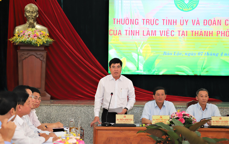 Đồng chí Trần Đình Văn – Phó Bí thư Thường trực Tỉnh ủy Lâm Đồng phát biểu tại buổi làm việc