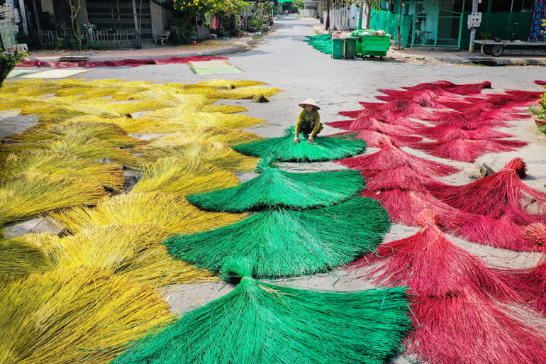 Những bó lác được nhuộm màu phơi dọc đường vào làng