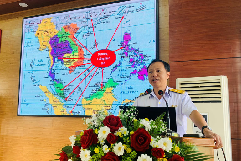 Trung tá Vũ Viết Bằng - Chủ nhiệm Chính trị Lữ đoàn 162 thông tin về tình hình biển, đảo Việt Nam