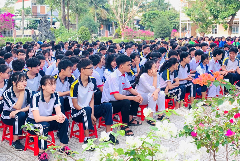 Đông đảo giáo viên và học sinh Trường THPT Đạ Tẻh tham dự buổi tuyên truyền