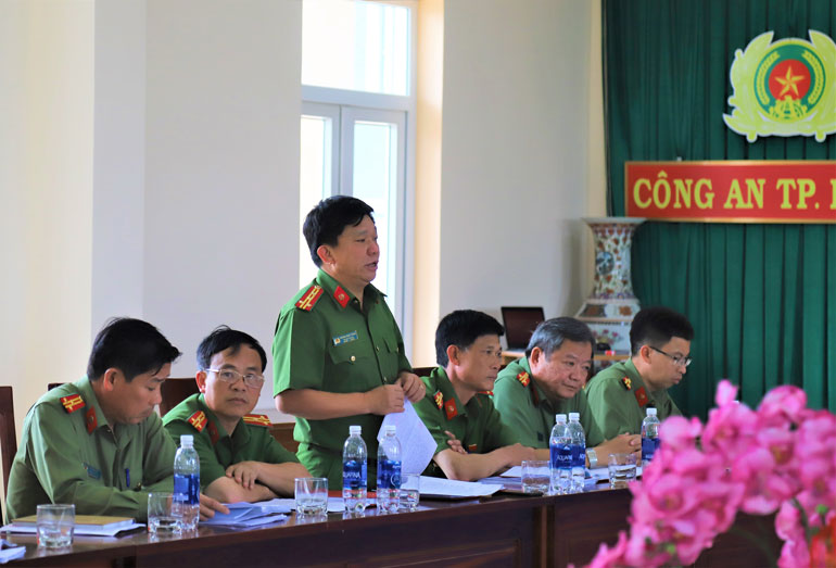 Đại diện lãnh đạo các phòng nghiệp vụ Công an tỉnh Lâm phát biểu tại buổi làm việc