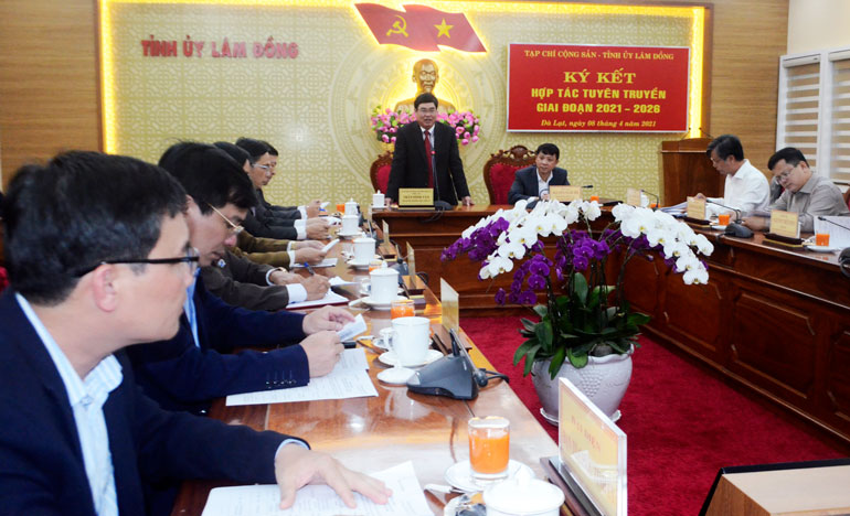 Đồng chí Trần Đình Văn - Phó Bí thư Thường trực Tỉnh ủy Lâm Đồng phát biểu tại buổi ký kết thỏa thuận hợp tác thông tin