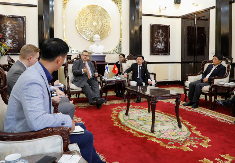 Ngài Đại sứ và Phó Chủ tịch UBND tỉnh Lâm Đồng Phan Văn Đa trao đổi và bày tỏ hy vọng hai bên sẽ có nhiều cơ hội hợp tác
