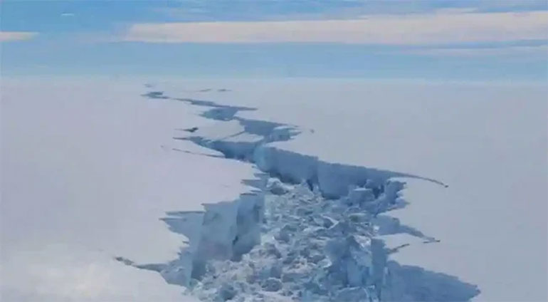 Một vết nứt trên thềm băng Larsen C, Nam Cực do Cơ quan Khảo sát Nam Cực của Anh phát hiện từ tháng 2-2017.