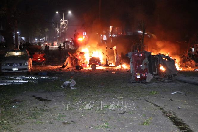 Xe ô tô bị đốt cháy trong một vụ đánh bom ở Mogadishu, Somalia.
