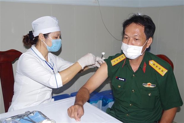 Nhân viên y tế Bệnh viện Quân y 121 tiêm vaccine phòng COVID-19 cho lực lượng làm nhiệm vụ tại các cơ sở cách ly tập trung