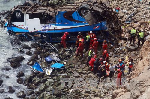 Hiện trường một vụ tai nạn lật xe buýt tại Peru