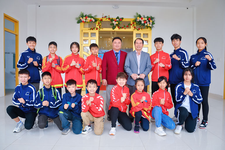 Ban huấn luyện cùng các thành viên của đội tuyển Taekwondo giành HC từ các giải quốc gia trong năm 2020