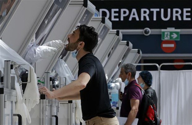 Nhân viên y tế lấy mẫu xét nghiệm COVID-19 cho hành khách tại sân bay
