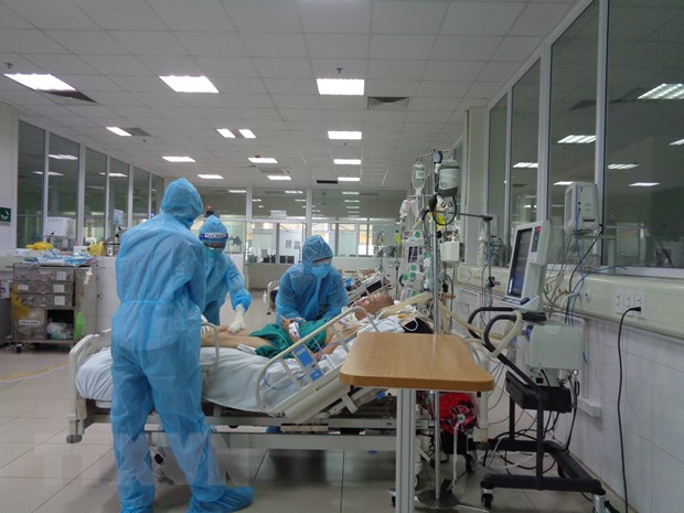 Các bác sỹ Bệnh viện Bệnh nhiệt đới Trung ương chăm sóc bệnh nhân COVID-19