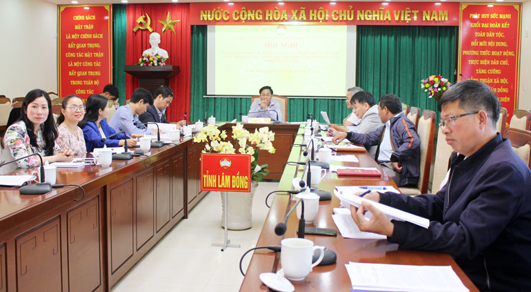 Quang cảnh hội nghị rút kinh nghiệm sau kiểm tra, giám sát bầu cử tại điểm cầu Lâm Đồng