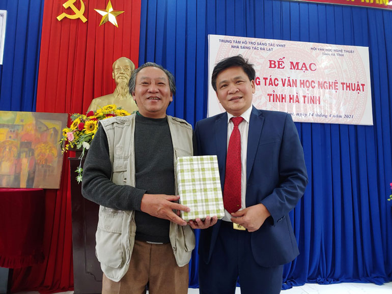 Hội Liên hiệp Văn học Nghệ thuật Hà Tĩnh tặng quà lưu niệm là các ấn phẩm văn nghệ cho Hội Văn học Nghệ thuật Lâm Đồng