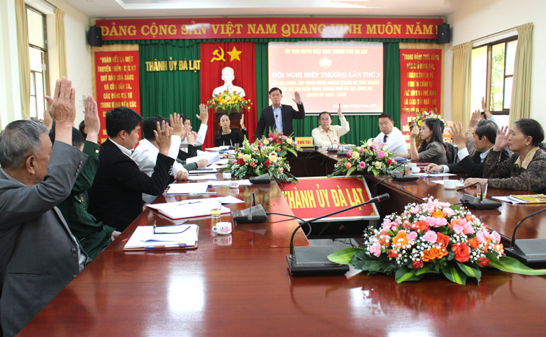 Các đại biểu biểu quyết thông qua danh sách chính thức các ứng cử viên đại biểu HĐND thành phố Đà Lạt khóa XII