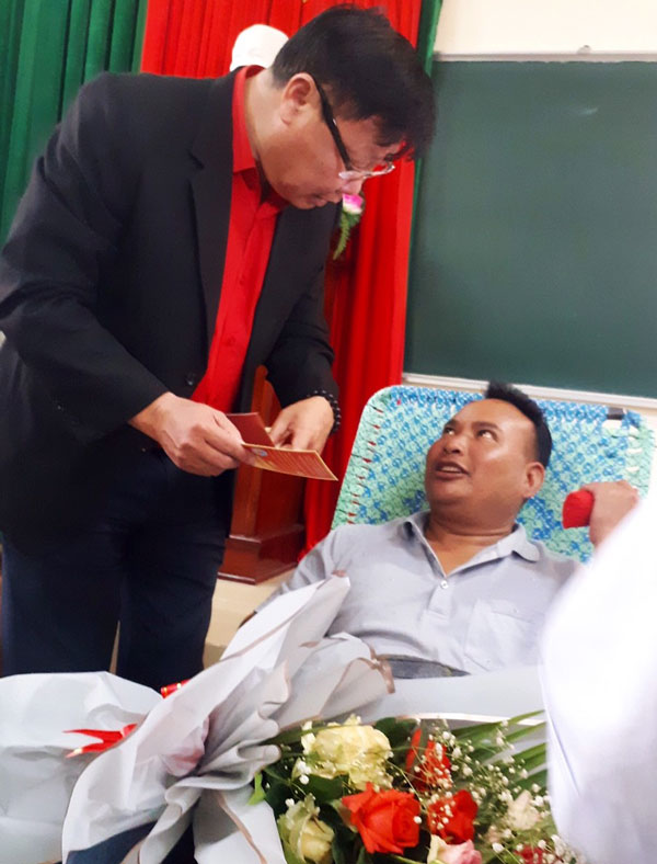 Ông Đỗ Hoàng Tuấn - Chủ tịch Hội CTĐ tỉnh thăm hỏi anh Liêng Hót Ha Lin ở Lạc Dương 8 lần hiến máu tình nguyện.