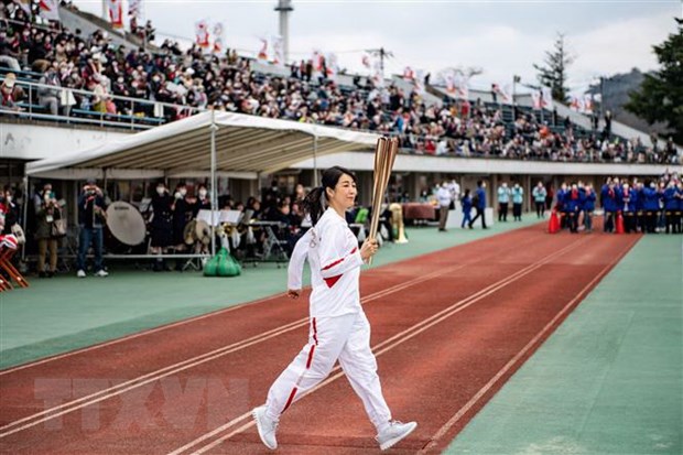 Diễn viên Momoko Kikuchi của Nhật Bản tham gia chạy rước ngọn đuốc Olympic Tokyo 2020 tại Fukushima, ngày 26/3/202