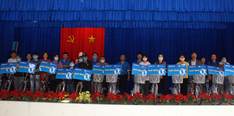 Quà tặng xe đạp cho học sinh bị ảnh hưởng bởi HIV/AIDS tại Lâm Đồng