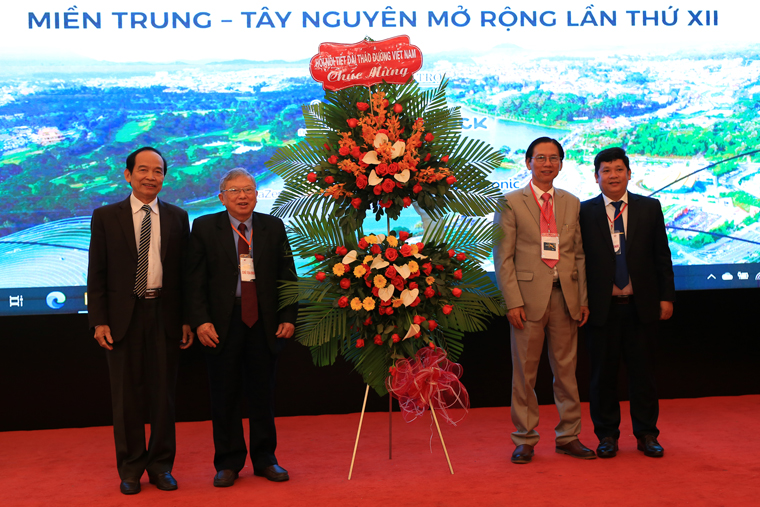 GS-TS Trần Hữu Dàng - Chủ tịch Hội Nội tiết –Đái tháo đường Việt Nam tặng hoa chúc mừng hội nghị 