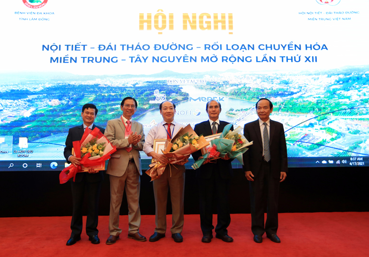 Hội Nội tiết - Đái tháo đường Việt Nam tặng bằng khen cho 3 cá nhân có đóng góp xuất sắc trong phát triển chuyên ngành tại khu vực miền Trung – Tây Nguyên