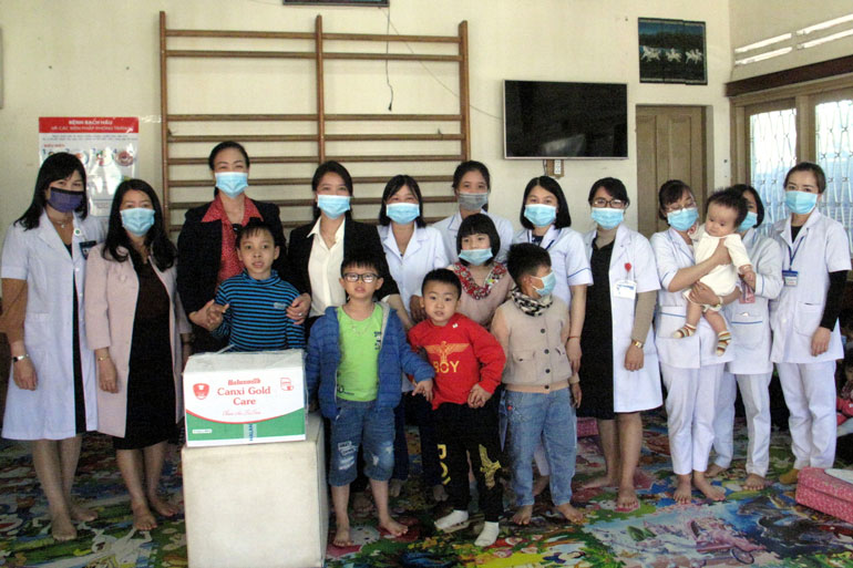 Công đoàn Y tế Việt Nam tặng quà cho bệnh nhi tại Lâm Đồng