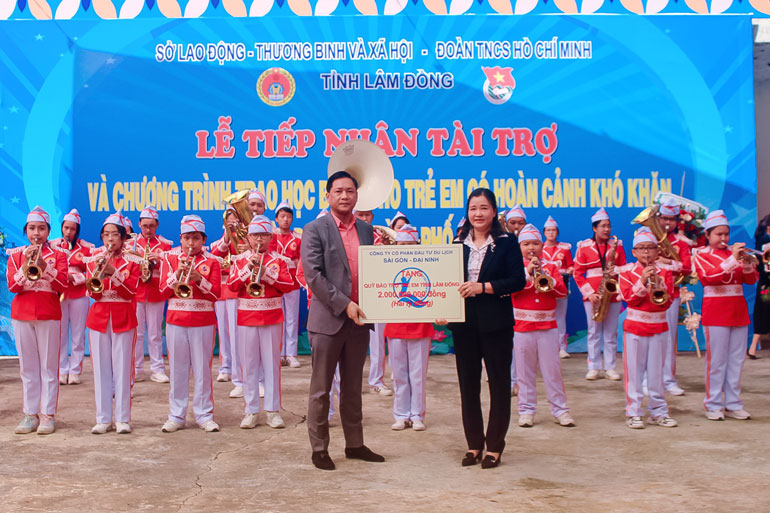  Ông Nguyễn Cao Trí - Tổng Giám đốc Công ty Cổ phần Du lịch Sài Gòn - Đại Ninh trao tặng 2 tỷ đồng cho Quỹ Bảo trợ trẻ em tỉnh Lâm Đồng