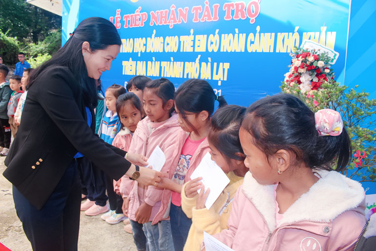 Bà Trần Thị Chúc Quỳnh - TUV, Bí thư Tỉnh Đoàn, học bổng cho các em có hoàn cảnh khó khăn