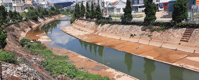 Nguồn nước đoạn suối chuẩn bị chảy vào thác Cam Ly ô nhiễm. Ảnh chụp ngày 15/4/2021