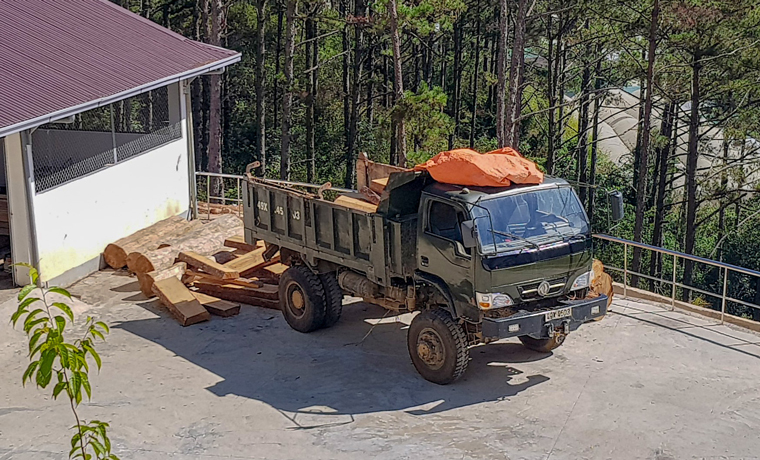 Kiểm tra đột xuất, phát hiện xe tải chứa hơn 1,6 mét khối gỗ lậu