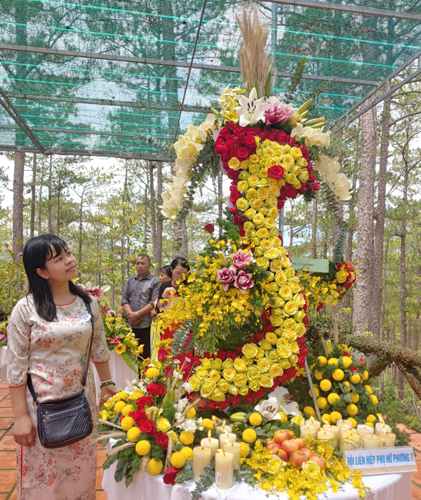 Hoa trái tạo hình bản đồ Việt Nam của Hội Phụ nữ Phường 7