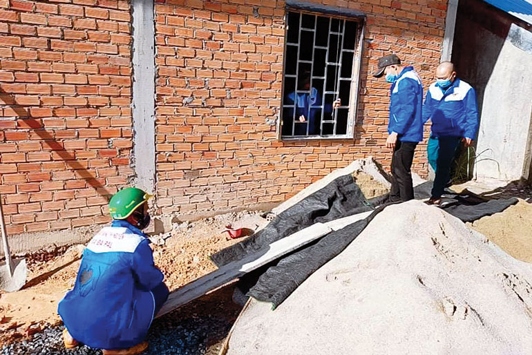 Đội Thanh niên tình nguyện xã Đạ Pal tham gia sửa chữa nhà ở cho một trường hợp gia đình khó khăn trên địa bàn