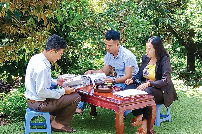 Nhà thơ Hồ Minh Hoài Bảo, Nguyễn Thành Thiện và Trần Nguyễn Thu Thủy (từ trái sang) trong một buổi sinh hoạt văn chương ở thị trấn ĐạM’ri, huyện Đạ Huoai