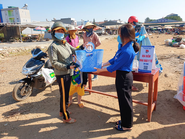ĐVTN huyện Đức Trọng tặng giỏ xách cho bà con để hạn chế rác thải nhựa