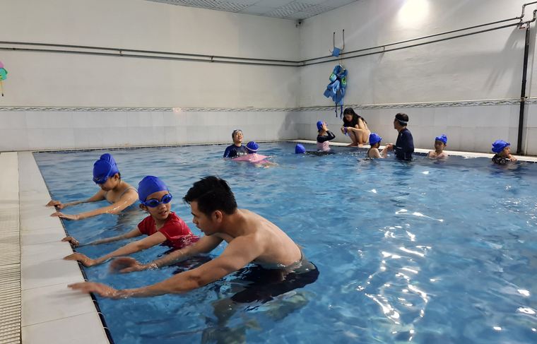Câu lạc bộ kỹ năng bơi lội và phòng chống đuối nước Đà Lạt tập bơi cho các em học sinh có hoàn cảnh khó khăn trên địa bàn Đà Lạt