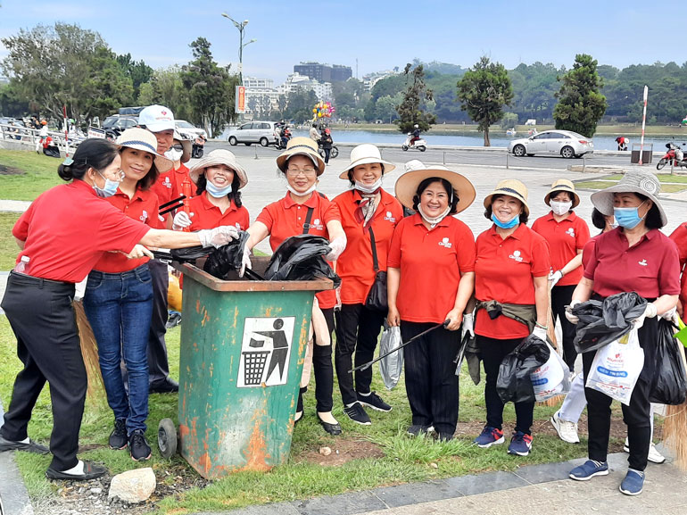 Hội Chữ thập đỏ Đà Lạt huy động tình nguyện viên ra quân làm vệ sinh môi trường vì một Đà Lạt khỏe - đẹp - chất
