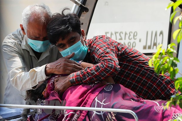 Người thân khóc thương bệnh nhân thiệt mạng do COVID-19 tại New Delhi, Ấn Độ