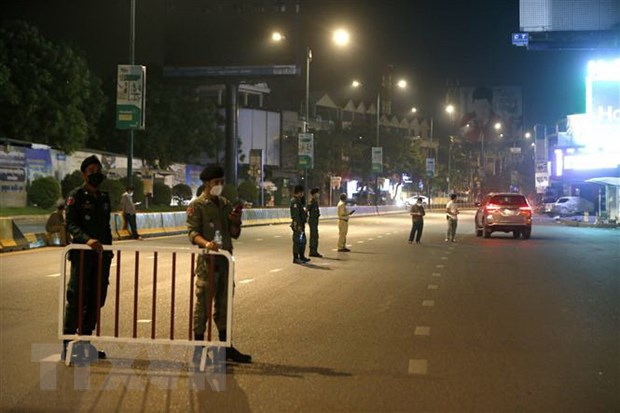 Cảnh sát gác trên đường phố tại Phnom Penh, Campuchia