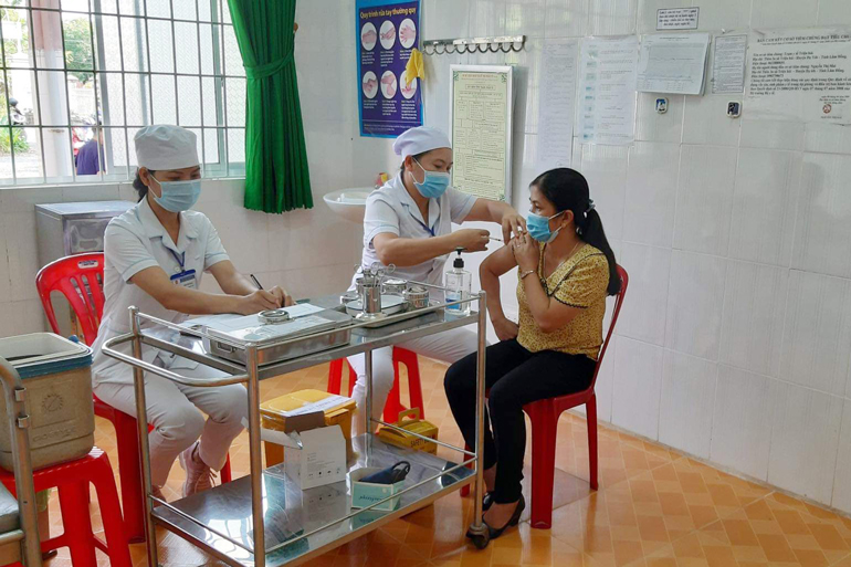 Trung tâm Y tế Đạ Tẻh tiến hành tiêm vắc xin Covid-19 cho đội ngũ cán bộ y tế tại Trung tâm Y tế và các xã, thị trấn tham gia công tác phòng chống dịch