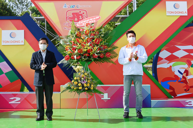 Phó Chủ tịch UBND tỉnh Lâm Đồng Đặng Trí Dũng tặng hoa cho Ban tổ chức giải