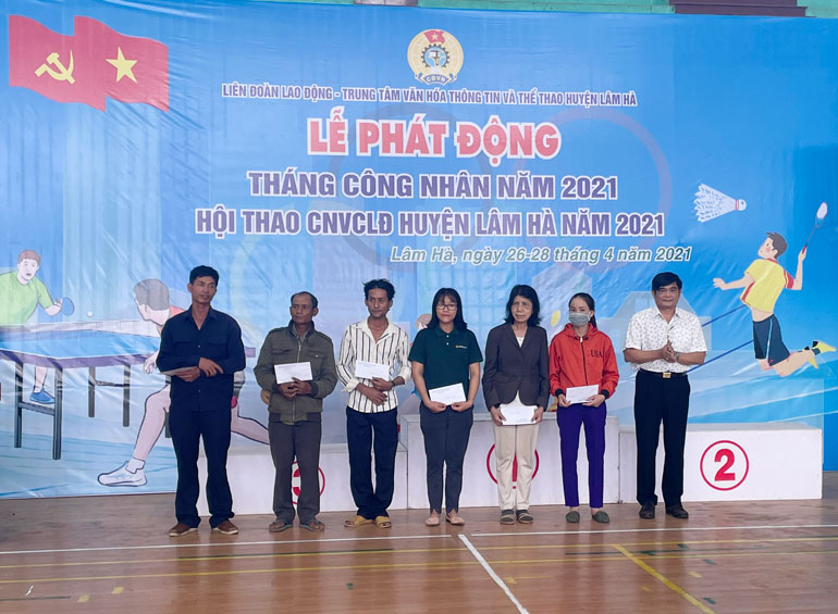 Tặng 7 suất quà của LĐLĐ tỉnh Lâm Đồng cho các đoàn viên có hoàn cảnh đặc biệt khó khăn